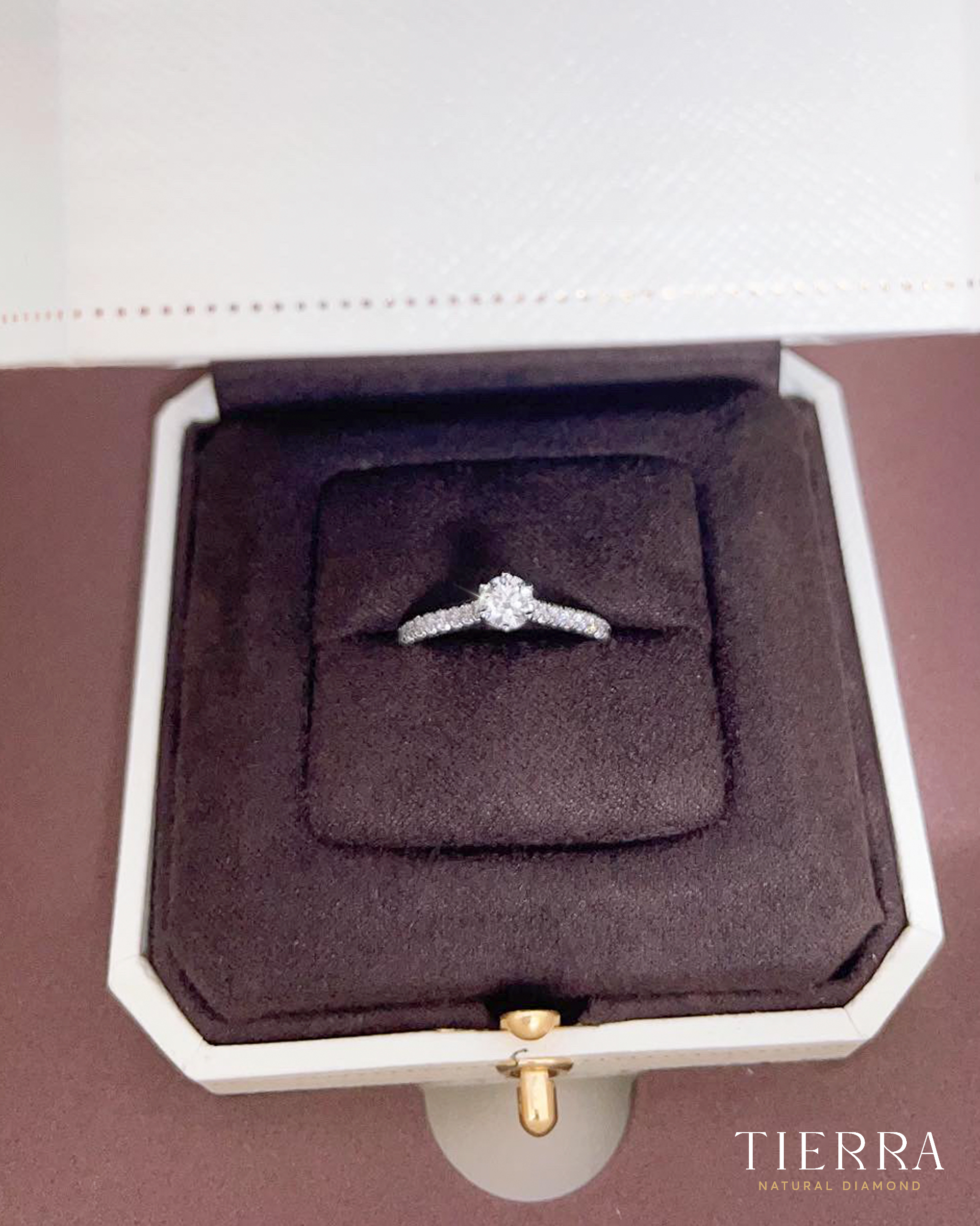 Lý do nên chọn nhẫn đính hôn đơn giản - Vẻ đẹp thanh lịch bất biến theo thời gian